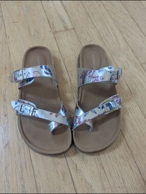 Steve Maddan (Little Girl) Sz 3 Silver Floral Butterfly Buckle Toe-Loop Sandals